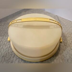 Vintage Tupperware pie keeper WITH HANDLE. This will hold a 9 inch pie plate.